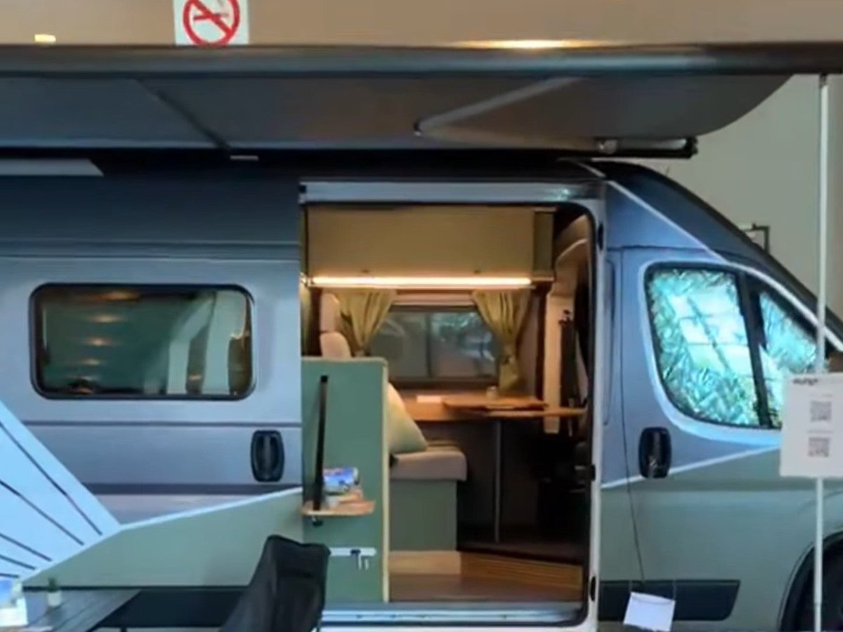 Van Moritz di Flowcamper con la porta scorrevole aperta