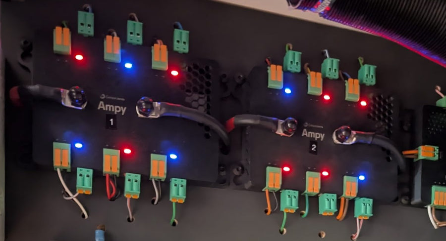 Due Ampy: ogni uscita mostra tramite LED blu per acceso e rosso per spento.