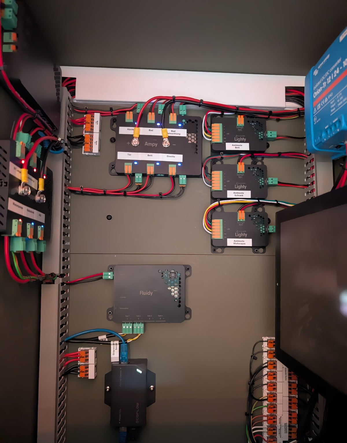 Un système complet dans l'armoire technique : Ampy, Lighty, Fluidy et Volty, tous pilotés par le SmartKnob.