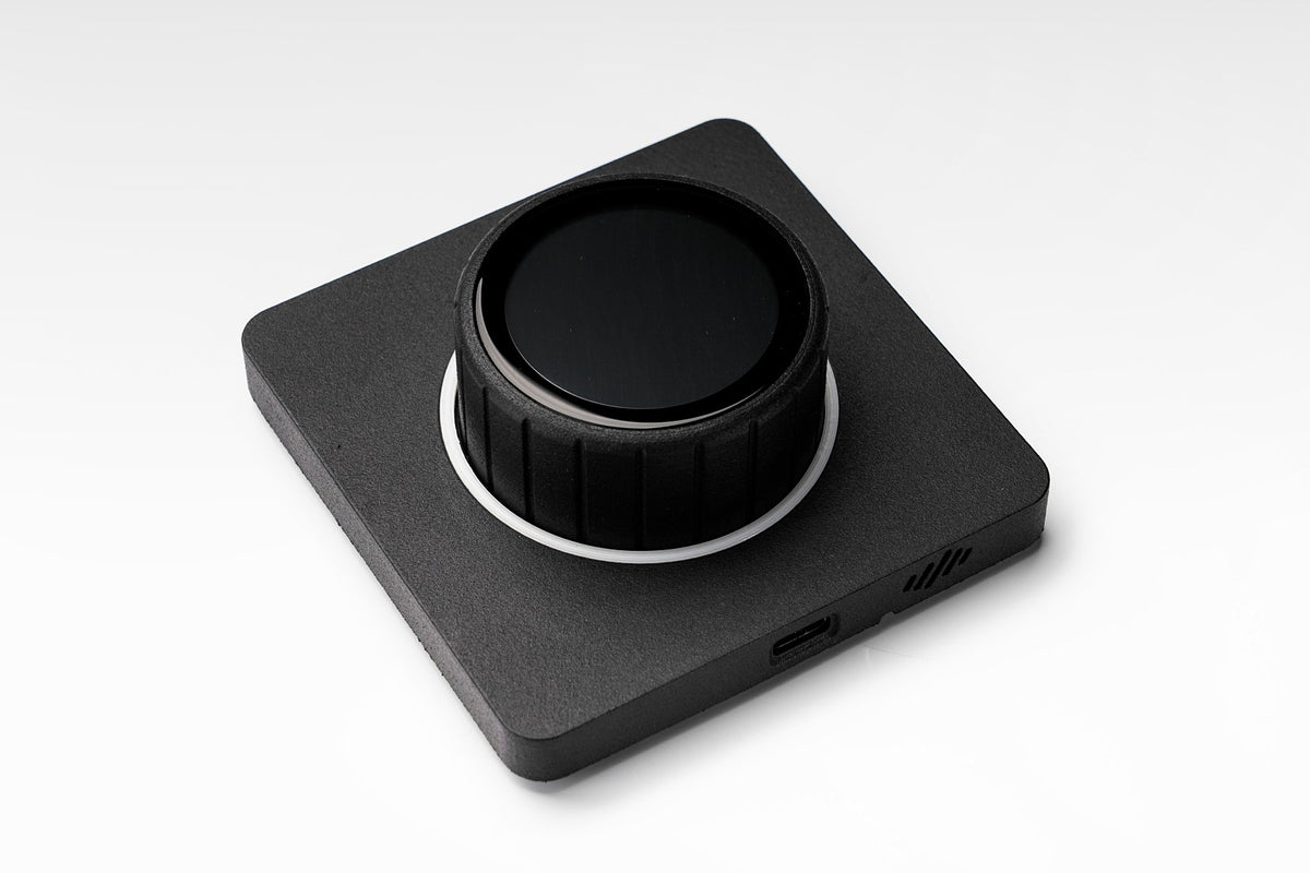 SmartKnob ausgeschaltet, Drehregler mit Glasdisplay auf quadratischer Frontplatte