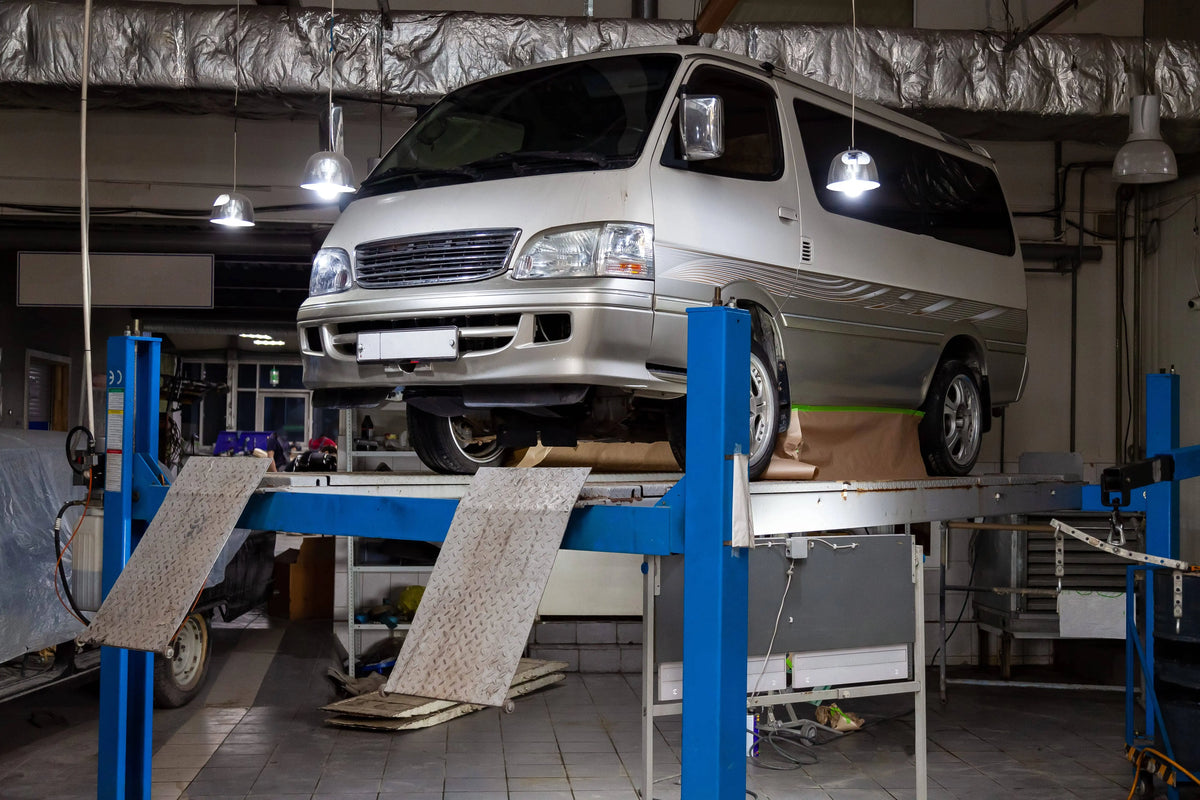 Transporter auf der Hebebühne in einer Werkstatt